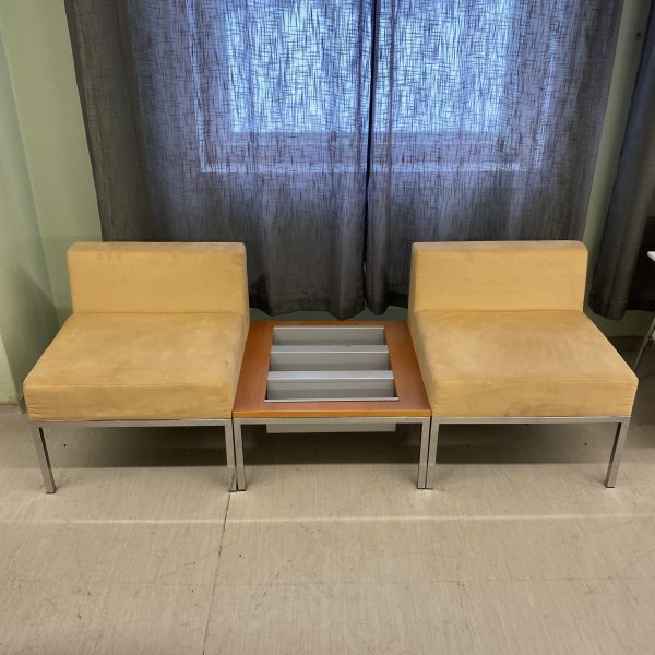 Fin sofa til venterom. Bord med plass til aviser og blader - Bilde 2