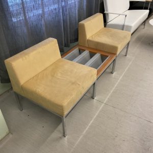 Fin sofa til venterom. Bord med plass til aviser og blader