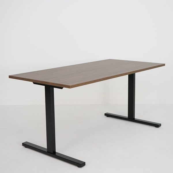 T-Easy skrivebord. Bordplate: Dark Walnut