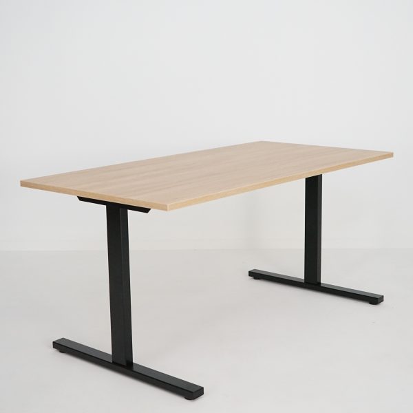 T-Easy skrivebord. Bordplate: Eik