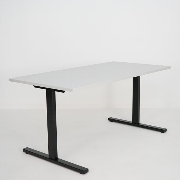 T-Easy skrivebord. Bordplate: Grå