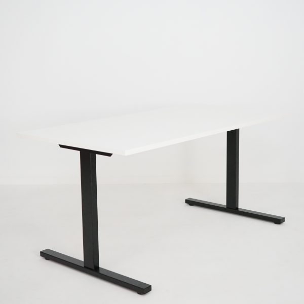 T-Easy skrivebord. Bordplate: Hvit