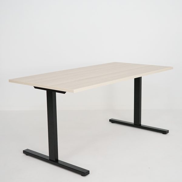 T-Easy skrivebord. Bordplate: Sand Ash