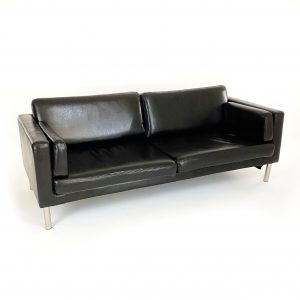 Fin sofa til venterom. Bord med plass til aviser og blader Fin sofa til venterom. Bord med plass til aviser og blader