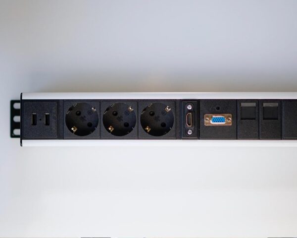 Møterom Multi. 3 Strøm, VGA, HDMI, 2 nettverk (RJ45) og 2 USB. - Bilde 2
