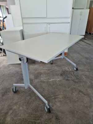 Kinnarps Foldex Flip-top bord. Under halv pris - som nye.