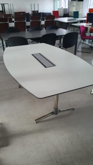 Pent brukt Fora Form møtebord. 180x120/80 cm.